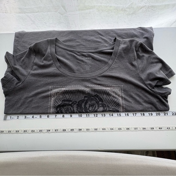 Torrid Graphic Tee Sz 0 La Calavera Skull Rose Gray Dia de los Muertos Goth - Picture 6 of 7